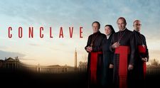 „Conclave” este acum pe VOYO! Filmul prezintă o lume plină de jocuri, ambiții tăcute și secrete ascunse