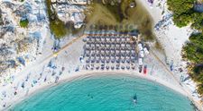 Plătești să intri, dar nu ai voie cu umbrelă! Regula absurdă care a scandalizat turiștii pe o plajă celebră din Sardinia