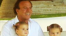 Cum arată acum gemenele lui Julio Iglesias. Și-au făcut debutul la Gala MET 2019