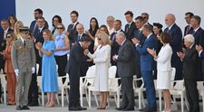 Brigitte și Emmanuel Macron, ultima defilare de Ziua Franței. La parada militară de pe Champs-Élysées, au participat și soldați români