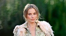 Astăzi, numele ei este pe buzelele tuturor la Hollywood, fiind desemnată cea mai frumoasă femeie din lume. Transformările prin care a trecut Margot Robbie de la începutul carierei