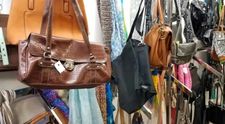 O femeie a cumpărat de la second-hand o geantă vintage, iar când a ajuns acasă a făcut o descoperire uluitoare! Ce a urmat