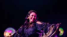 Portretul de Crăciun al familiei Măruță. Andra, definiția eleganței într-o rochie cu decolteu adânc
