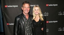 Dennis Quaid și Laura Savoie s-au căsătorit în secret. Cum au arătat cei doi îndrăgostiți în ziua nunții