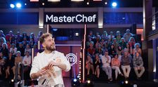 Finala MasterChef, 11 decembrie 2024. S-a dat startul ultimei probe din marea finală. Georgiana și Gabriel își joacă fiecare ultima carte, pentru a câștiga titlul mult râvnit: „Coliva pentru locul doi e a lui”