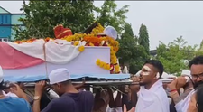 Momentul sfâșietor când singurul supraviețuitor al zborului Air India cară pe umeri sicriul fratelui său, care a murit lângă el