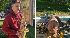 Un tânăr cântă în stradă pentru a strânge bani să își opereze câinele. Povestea lui a impresionat mii de oameni: „Un gest mai frumos ca ăsta nici că se putea”