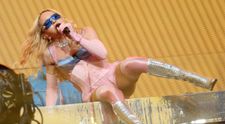 „Bunico, nu face asta!” Madonna, 67 de ani, și-a speriat fanii după un gest riscant la concertul din Times Square. Ținuta provocatoare a stârnit și ea controverse