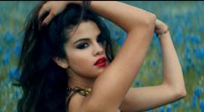 Sexy la evenimente si in videoclipuri, de nerecunoscut pe strada! Cum arata Selena Gomez fara interventia stilistilor si a make-up artistilor