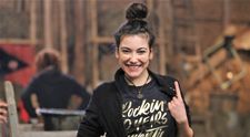 Ame Călin, învățată de bunicul ei să bată cuie și să taie lemne. „Așa trebuia să faci la FERMA”
