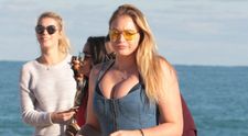 Are 84 de kilograme, dar barbatii sunt topiti dupa formele ei. Cum a fost surprins la plaja modelul plus-size