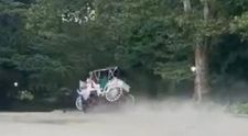 Momentul în care un băiat de 18 ani e aruncat dintr-o trăsură, în Central Park din New York.  Adolescentul a decedat din cauza rănilor grave