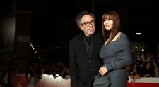 Tim Burton o soarbe din priviri pe Monica Bellucci. Prima lor apariție pe covorul roșu în calitate de cuplu