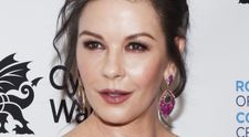 Catherine Zeta-Jones, apariție rară pe covorul roșu, alături de copiii Dylan și Carys