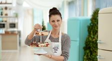 Ecler cu crema de vin spumant, ecler cu crema de ciocolata si cognac, ecler cu crema de mascarpone si pepene galben