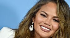 Chrissy Teigen și-a postat din greșeală adresa de e-mail pe Twitter. Cum au reacționat fanii