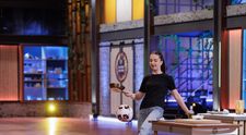 MasterChef 2025, 15 septembrie. Ana Filip, demonstrație de senzație în platoul MasterChef. A jonglat cu mingea de fotbal și a dat gol în capul cameramanului: „Ești foarte curajoasă”