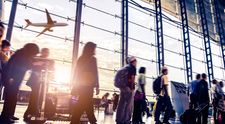 Doi părinți și-au abandonat copilul în aeroport când au aflat că trebuie să-i plătească bilet