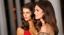 Vedem dublu? Cindy Crawford și fiica sa, Kaia, seamănă ca două picături de apă: le despart 36 de ani, dar par surori, nu mamă și fiică