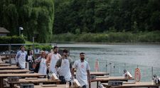 MasterChef România, 23 septembrie. Concurenții care au fost la un pas de eliminarea în prima probă au plecat să caute ingrediete în frigiderele oamenilor din sat! Cum s-au descurcat