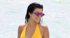 Prefera tinutele sexy, dar pentru slujbe se transforma radical. Cum a fost surprinsa Kourtney Kardashian la biserica