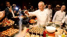 De la pizza cu somon afumat și caviar la plăcintă cu pui și trufe. Ce delicii culinare le pregătește legendarul Chef Wolfgang Puck celebrităților la Premiile Oscar 2025: „După ore întregi de stat la discursuri pe stomacul gol, starurile nu vor doar șampanie și amuse-bouche”