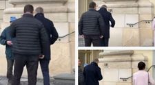 Ce a făcut Klaus Iohannis atunci când a văzut un cerșetor pe stradă. Gestul lui a fost fotografiat rapid! Imagini de pe străzile din Sibiu