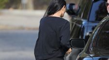 De la spate zici că-i o puștoaică, în realitate are 61 de ani! Ghicești cine e actrița care a întors toate privirile după ce a apărut într-o pereche de colanți mulați pe stradă?