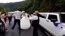Au încins o horă printre zeci de mașini blocate în trafic. Cum s-au distrat nuntașii pe Valea Oltului