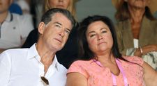 Soția lui Pierce Brosnan, ținta ironiilor pentru kilogramele în plus, uimește acum cu noua siluetă. A slăbit 45 kg și arată superb