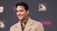 Maluma, transformare radicală de look în 2026: fără barbă, cu o nouă frizură, aproape de nerecunoscut. A apărut pe covorul roșu alături de iubita sa