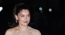 Superba franțuzoaica Laetitia Casta, mama a patru copii cu trei tați diferiți, are un nou iubit. ”E ca o adolescentă în hanorac”