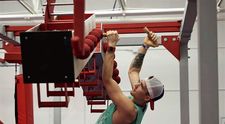 Toti vor premiul de un milion de dolari. In SUA, pustii iau cursuri in privat pentru a concura la Ninja Warrior