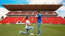 Primul fotbalist care a recunoscut că este gay şi-a cerut iubitul în căsătorie, chiar pe teren FOTO&VIDEO