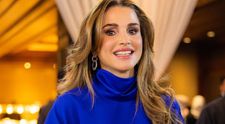 Regina Rania, apariție surprinzătoare la New York. Și-a ținut singură umbrela, în timp ce aștepta la semafor