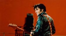 Înainte să moară, se credea că Elvis Presley este extraterestru și are puteri supranaturale, inclusiv teleportarea: ”A oprit ploaia cu un gest al mâinii”