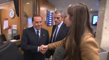 Ce i-a spus fostul premier al Italiei acestei reporterite sexy dupa ce au dat mana