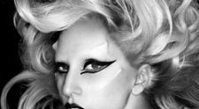 Lady Gaga canta topless la pian in promo-ul pentru MTV VMA!