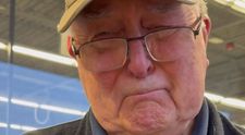 Povestea veteranului de 88 de ani, rămas fără pensie, care muncește la un supermarket a emoționat o lume întreagă. După clipul viral, oamenii au donat peste 1,5 milioane de dolari pentru Ed