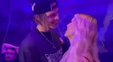 După ce s-a despărțit de tatăl copiilor ei, a fost văzută în club cu noul iubit. Chipeșul model este cu 18 ani mai tânăr decât ea