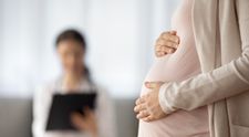 O tânără de 35 de ani a fost diagnosticată cu cancer pancreatic în stadiul 4 în timpul sarcinii. Un nou medicament o menține în viață