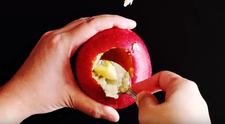 A taiat foietajul, iar mai apoi a pus un mar in mijloc. Cum poti transforma un fruct intr-un desert delicios