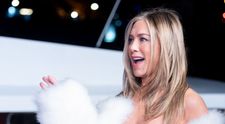 Jennifer Aniston a preferat să nu-și ascundă burtica. Actrița a purtat o rochie strânsă pe corp, la premiera filmului „Murder Mystery 2”, la Paris