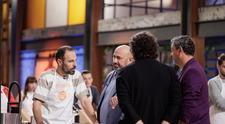 MasterChef, 14 octombrie 2025. Concurenții trebuie să gătească mâncărică de casă, street food sau fine dining. Chefii Scărlătescu, Florin Dumitrescu și Bontea, stupefiați: ”Băi, vino repede aici!”