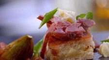 Sandwich cu brânză de burduf, jumări de porc și pastramă afumată