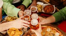 Trecerea la ora de vară 2025 determină creșterea consumului de gustări nesănătoase. Dietetician: Este favorizat mâncatul excesiv, mai ales seara