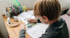 Elev de 11 ani, internat la urgențe după ce a încercat să își termine tema de vacanță într-o singură zi! Ce au descoperit medicii