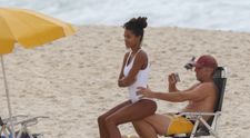 Vincent Cassel, surprins la plajă alături de soția cu 30 de ani mai tânără. Ipostazele în care au fost surprinși cei doi