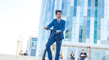 Care sunt noile reguli pentru conducătorii de trotinete electrice? Conducătorii trotinetelor vor fi verificați cu etilotestul        