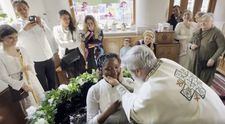 Părintele Vasile Ioana a botezat o tânără din Guineea, studentă la Politehnică, și un tânăr din Sri Lanka. „Mare bucurie pentru comunitatea noastră”